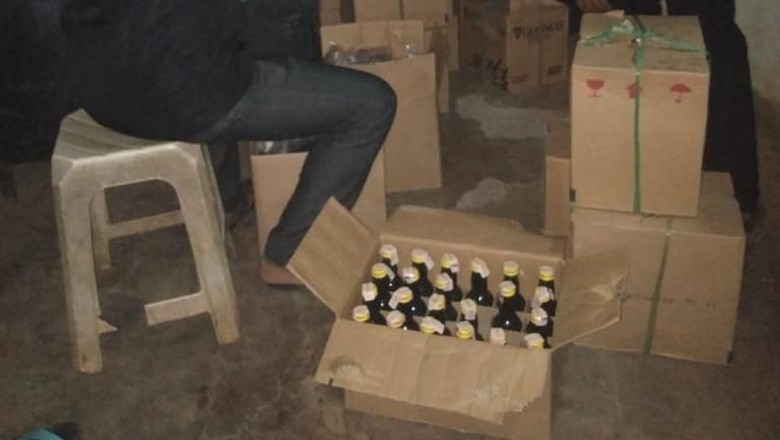 Polisi Sita Ratusan Botol Miras di Warung Jamu di Bekasi Polisi Sita Ratusan Botol Miras di Warung Jamu di Bekasi