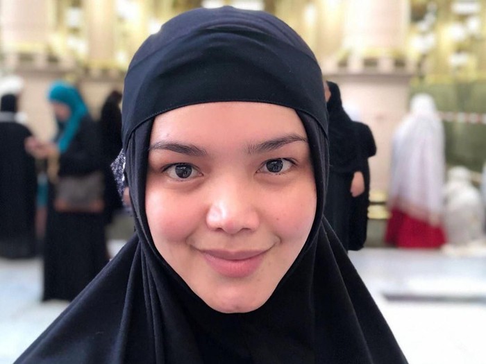 Wajah Tanpa Makeup Siti Nurhaliza Saat Umrah Bikin Netizen Terpana