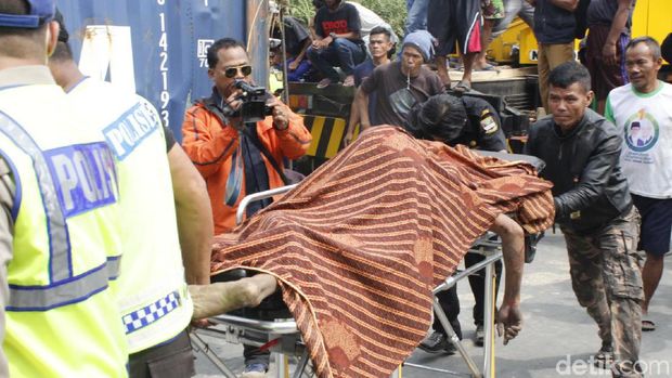 Detik-detik Evakuasi Jasad Sopir Truk yang Terjepit 6 Jam