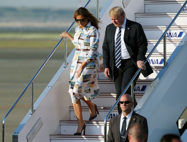 Mantan model asal Slovenia itu lalu menyempurnakan gayanya dengan slim belt kulit berwarna coklat, berikut kacamata hitam oversized dari Saint Laurent. (Foto: Getty Images)