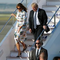 Mantan model asal Slovenia itu lalu menyempurnakan gayanya dengan slim belt kulit berwarna coklat, berikut kacamata hitam oversized dari Saint Laurent. (Foto: Getty Images)