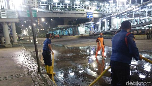 Malam-malam, Pasukan Oranye dan Damkar Kembali Bersihkan Jalan Depan Bawaslu