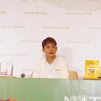 Selain mengenai produk dan cara perawatan kulit, beberapa member dari boyband yang beranggotakan sembilan orang tersebut juga bercerita mengenai keseharian mereka. Chen pun mengaku di tengah kesibukannya, ia melepas penat dengan menjalankan hobi. Begitu juga dengan para personelnya yang lain. Foto: Rahmi/Detikcom