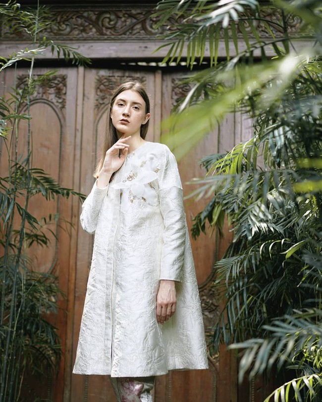 Koleksi dari desainer Mel Ahyar First juga tak boleh dilewatkan. Nuansa warna syahdu yang diinjeksikan dalam potongan busana oversized membuat penampilanmu terlihat elegan di Hari Raya. Foto: Instagram/MelAhyarFirst