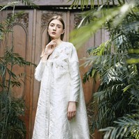 Koleksi dari desainer Mel Ahyar First juga tak boleh dilewatkan. Nuansa warna syahdu yang diinjeksikan dalam potongan busana oversized membuat penampilanmu terlihat elegan di Hari Raya. Foto: Instagram/MelAhyarFirst