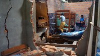 Kerusakan di rumah warga akibat guncangan gempa. (Foto: Gino Trigozo / AFP)