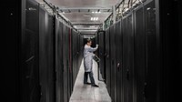 Tampak unit-unit server Huawei dalam laboratorium cybersecurity, di Dongguan.