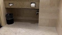 Kalau ini, jarak toilet dengan tempat tisunya terlalu jauh. Traveler bakalan sulit kalau mau bersih-bersih nih! (dok. boredpanda) 