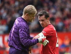 Peter Schmeichel memberikan ban kaptennya kepada Gary Neville. (Foto: Nathan Stirk/Getty Images)