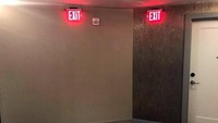  Di hotel ini, tanda pintu keluarnya justru dipasang tepat di atas tembok. Kalau begini, traveler keluar lewat mana? Menembus dinding? (dok. boredpanda)