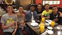 Bertemu dengan anak-anak berbakat dari Poso, Glenn pun tampak senang sekali bisa menikmati makanan bersama. Foto: Instagram@glennfredly309