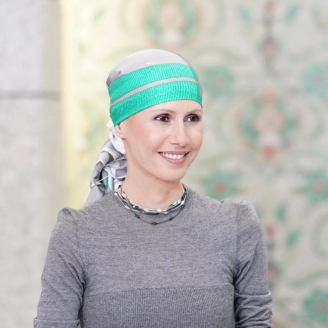 Dua bulan setelah dirinya divonis menderita kanker, Asma Al-Assad mengubah gayanya. Dia mulai sering memakai scarf sebagai penutup kepala dalam berbagai kesempatan. Foto: Instagram @asmaalassad