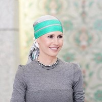 Dua bulan setelah dirinya divonis menderita kanker, Asma Al-Assad mengubah gayanya. Dia mulai sering memakai scarf sebagai penutup kepala dalam berbagai kesempatan. Foto: Instagram @asmaalassad