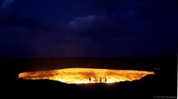 Ahli geologi itu kemudian menyalakan api untuk mencegah penyebaran gas alam. Mulanya, ia berpikir bahwa api ini akan padam dalam waktu singkat. Namun nyatanya, ia keliru. Puluhan tahun kemudian, api masih menyala di sana. Hingga akhirnya tempat itu dinamai Pintu Neraka. Tim Whitby/Alamy via BBC.