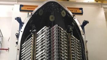 SpaceX mengerahkan roket Falcon 9 untuk peluncuran ini. Ini merupakan muatan terbesar yang pernah dibawa oleh roket Falcon 9, mencapai lebih dari 16.000 kilogram. Foto: Elon Musk via Twitter