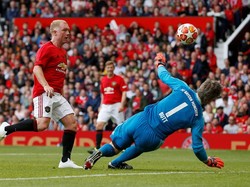 Paul Scholes mencetak gol, namun pada akhirnya dianulir karena offside. (Foto: Ed Sykes/Reuters)