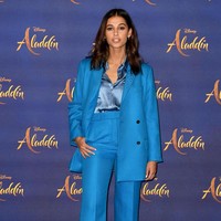 Tak melulu hadir dengan gaun, Naomi Scott edgy dengan setelan biru maskulin dari Paul & Joe di premier Aladdin London. Foto: Getty Images