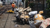 Dalam sehari merek bisa mempaketkan sekitar 100-300 motor perhari dengan tujuan ke pulau Jawa.