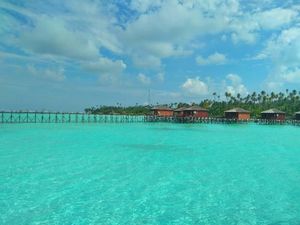 Celebrity on Vacation: Bersepeda dan Berenang di Pantai Pulau Maratua