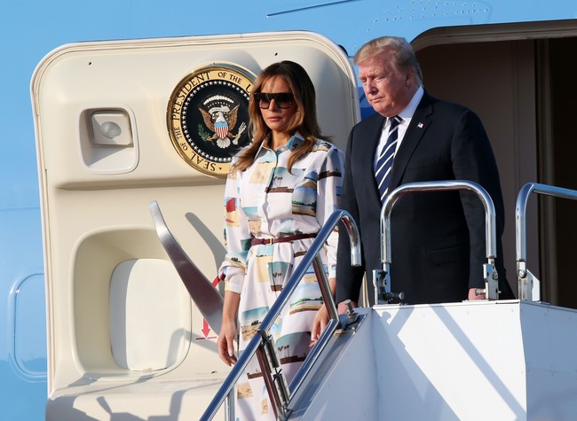 Melania Trump sedang berada di Jepang untuk mendampingi suaminya, Presiden Amerika Serikat (AS) Donald Trump, dalam rangka kunjungan kenegaraan. Ini penampilan sang Ibu Negara setiba di Haneda International Airport, Tokyo, Sabtu (25/5/2019). (Foto: Getty Images)