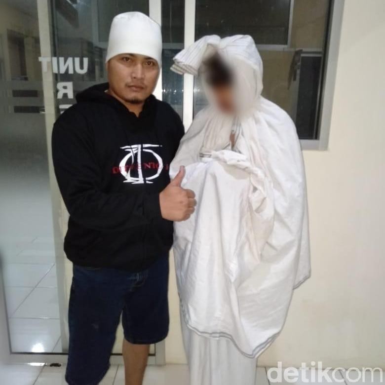 Polisi Tangkap Pocong yang Telah Sepekan Resahkan Warga Pemalang Polisi Tangkap Pocong yang Telah Sepekan Resahkan Warga Pemalang