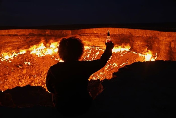 Padang pasir di kawasan Turkmenistan disebut area paling menyeramkan di bumi. Pasalnya di sana ada sebuah kawah gas yang dikenal dengan sebutan 'Gerbang Neraka'.
