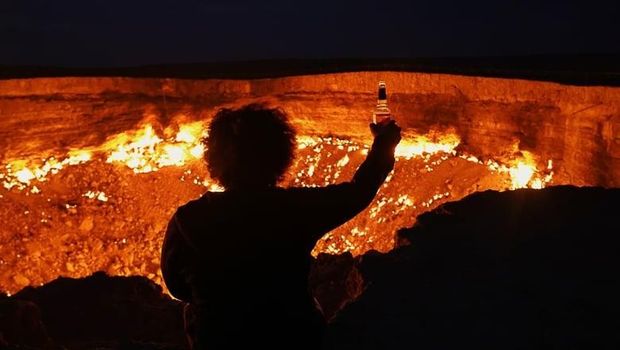 Padang pasir di kawasan Turkmenistan disebut area paling menyeramkan di bumi. Pasalnya di sana ada sebuah kawah gas yang dikenal dengan sebutan 'Gerbang Neraka'.