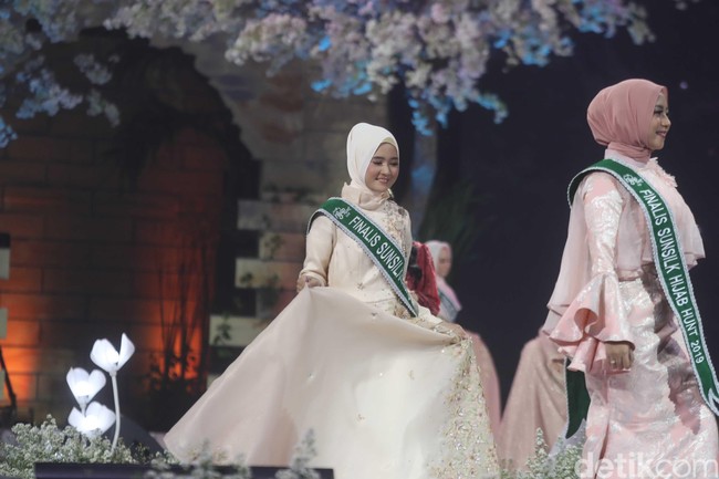 Di panggung final Sunsilk Hijab Hunt 2019, para finalis menampilkan dua busana berbeda. Di penampilan pertama, mereka mengenakan busana karya Ivan Gunawan yang terlihat edgy dengan warna-warna terang. Di penampilan kedua, mereka tampil bak putri mengenakan busana gaun berwarna pastel. Foto: Pradita Utama/detikfoto