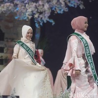 Di panggung final Sunsilk Hijab Hunt 2019, para finalis menampilkan dua busana berbeda. Di penampilan pertama, mereka mengenakan busana karya Ivan Gunawan yang terlihat edgy dengan warna-warna terang. Di penampilan kedua, mereka tampil bak putri mengenakan busana gaun berwarna pastel. Foto: Pradita Utama/detikfoto