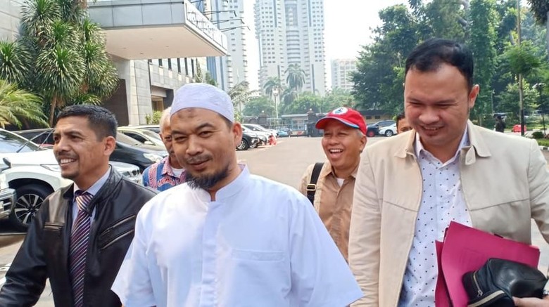 Ustaz Sambo Penuhi Panggilan Polisi soal Kasus Eggi Sudjana Ustaz Sambo Penuhi Panggilan Polisi soal Kasus Eggi Sudjana