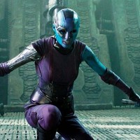 Nebula datang dari spesies Luphomoid, salah satu jenis alien di Marvel Cinematic Universe. Anak angkat Thanos ini digambarkan berwarna biru, berkepala botak dan terlihat seperti mesin robot karena mengalami modifikasi masif oleh ayah angkatnya. Foto: Istimewa