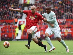 Jaap Stam terlibat perebutan bola dengan Paulo Sergio. Meski sudah 46 tahun, Stam masih terlihat kuat. (Foto: Nathan Stirk/Getty Images)