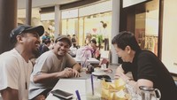 Dekat dengan Tompi, Glenn juga sering berkumpul sambil menikmati minuman segar di kafe. Foto: Instagram@glennfredly309