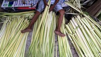 Seorang pedagang nampak sibuk membuat kulit ketupat untuk dipasarkan jelang Hari Raya Idul Fitri di Pasar Palmerah, Jakarta.