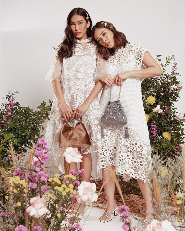 Bagi kamu yang tidak berhijab, intip koleksi kolaborasi selebgram Ayla Dimitri X Love and Flair. Koleksi bernuansa ‘dreamy’ dengan dominasi warna putih jadi jawaban untuk kamu yang ingin tampil stylish nan santun.  Foto: Instagram/LoveandFlair