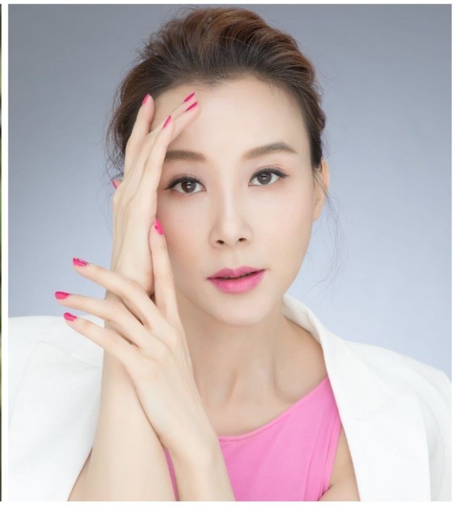 Banyak netizen memuji bahwa wajah dan tubuh Stephanie justru tambah muda saja. Mereka pun setuju jika penampilan aktris, model, sekaligus penyanyi itu seperti tak menua dalam 30 tahun berkarier di dunia hiburan. Foto: Weibo