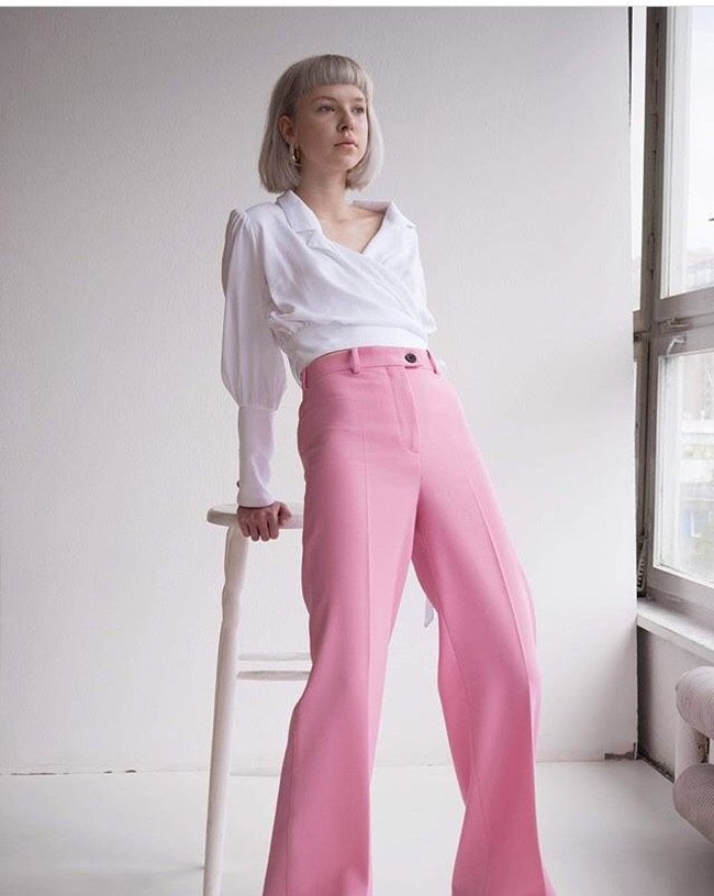 Model yang juga influencer ini dipaksa untuk mengeluarkan permintaan maaf setela menerima kritik online. Video yang mengejutkan itu menunjukkan sang model muda memegang palu dan bertanya kepada orang di belakang kamera jika mereka sedang syuting sebelum menghancurkan hidung patung menjadi berkeping-keping. (Foto: Instagram/@juliaslonskaa)