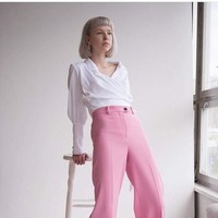 Model yang juga influencer ini dipaksa untuk mengeluarkan permintaan maaf setela menerima kritik online. Video yang mengejutkan itu menunjukkan sang model muda memegang palu dan bertanya kepada orang di belakang kamera jika mereka sedang syuting sebelum menghancurkan hidung patung menjadi berkeping-keping. (Foto: Instagram/@juliaslonskaa)