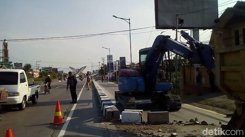 Pantura Kudus Ramai, Pembatas Lajur di depan SPBU Tanggulangin Dibongkar Pantura Kudus Ramai, Pembatas Lajur di depan SPBU Tanggulangin Dibongkar