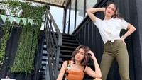 Nia bersama Jessica Iskandar kerap disebut sebagai Hot Mom yang tak kalah dengan gadis remaja. Dok. Instagram/ramadhaniabakrie