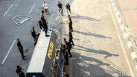 Namun, seminggu pascaaksi 22 Mei, kawat berduri dan beton yang sebelumnya berada di depan gedung Bawaslu mulai ditarik oleh petugas.