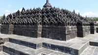 Bundaran Asrikanto dan Alun-alun Lor Boyolali ini berada di jalan Prof Soeharso atau jalur lingkar utara Boyolali. Pemudik yang dari arah Semarang menuju Solo, sesampainya di terminal bus Sungginggan, Boyolali, bisa mengambil jalan ke kiri, maka akan melintasi kedua obyek miniatus bangunan seven wonders tersebut (Ragil/detikcom)