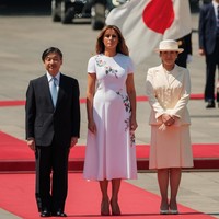 Ibu satu anak itu lalu menyempurnakan gayanya dengan heels merah yang menawan untuk menopang kaki jenjangnya.  Foto: Getty Images