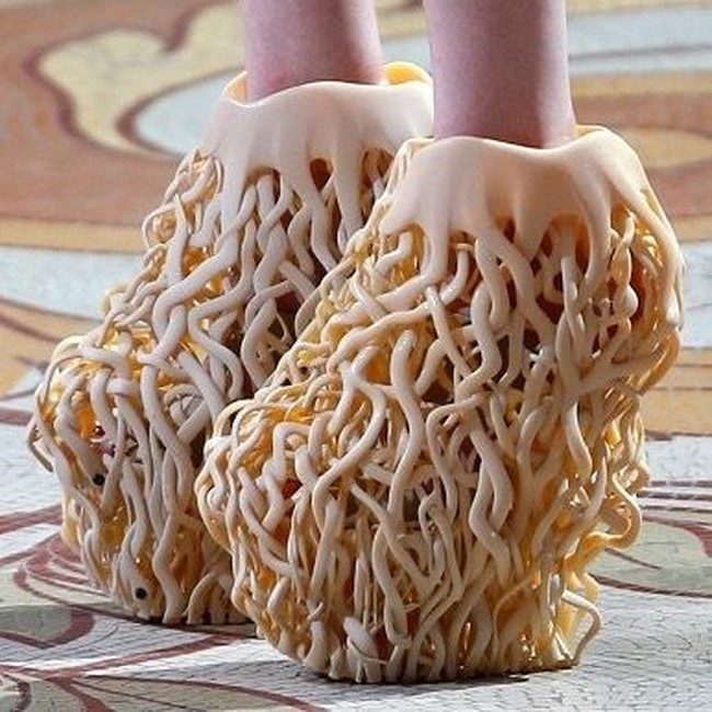 Sepatu ini seperti datang dari film horor ya? Foto: Instagram @crimesagainstshoemanity