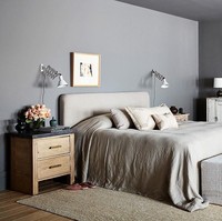 Ruang tidur utama didominasi palet yang kalem. Terlihat interior bergaya minimalis dengan sentuhan rustic menjadi tema utama hunian bintang Fantastic Four ini. (Foto: Dok. Architectural Digest)