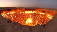 Ada pemandangan unik nan menyeramkan saat berkunjung ke kawasan Darvaza Gas Crater di padang pasir Karakum,Turkmenistan. Siapa sangka di area padang pasir itu terdapat sebuah kawah berapi yang populer disebut Gerbang Neraka. Dok. Wikipedia/Tormod Sandtorv.