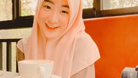 Menantu dari mendiang Ustaz Arifin Ilham ini gemar menyesap kafein. Salah satu racikan yang ia sukai ialah cappuccino. Foto: Instagram larissachou