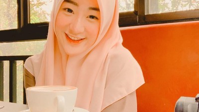 Manisnya Larissa Chou, Menantu Ustaz Arifin Ilham yang Gemar Ngopi