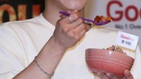 Makan ayam goreng dengan nasi, jadi salah satu makanan favorit kesukaan Chen. Foto: Istimewa