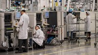 Begini suasana karyawan di bagian produksi Huawei.